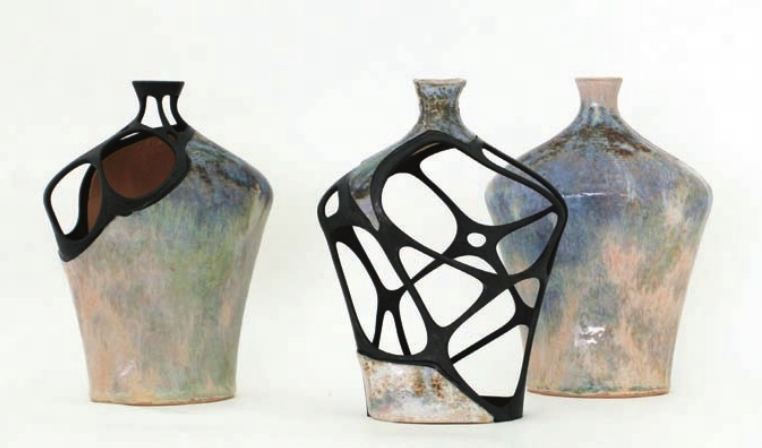 数字修复的破碎花瓶，釉面陶瓷，SLS尼龙元素，环氧胶和黑色喷漆，2010年。(©Amit Zoran）